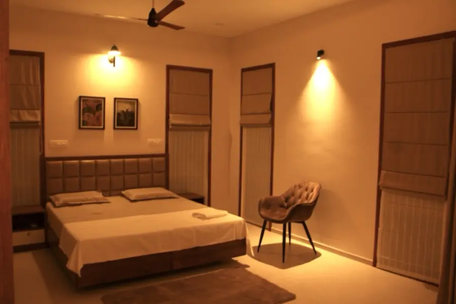 Second bedroom suite